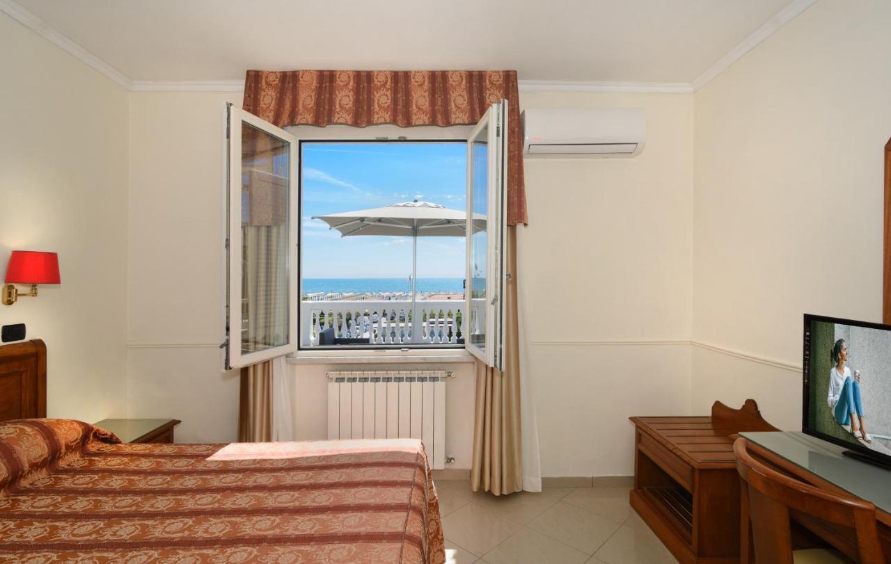 Hotel Coluccini Марина-ди-Пьетрасанта Экстерьер фото