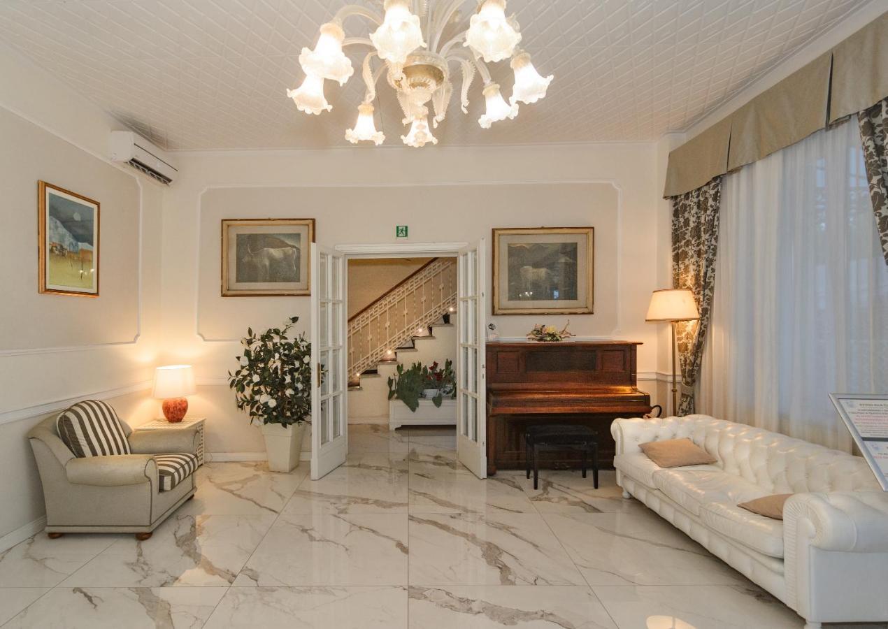 Hotel Coluccini Марина-ди-Пьетрасанта Экстерьер фото
