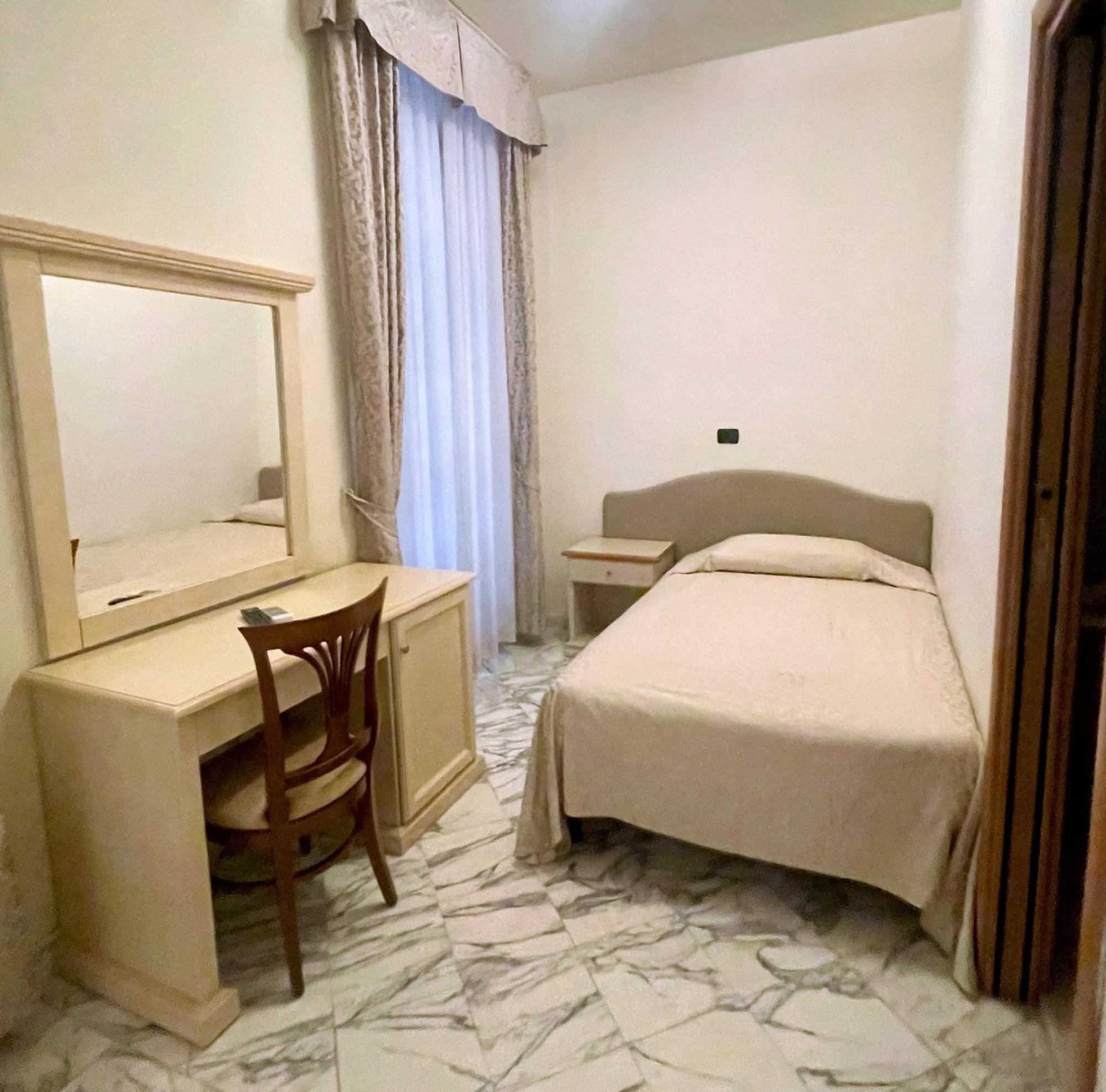 Hotel Coluccini Марина-ди-Пьетрасанта Экстерьер фото
