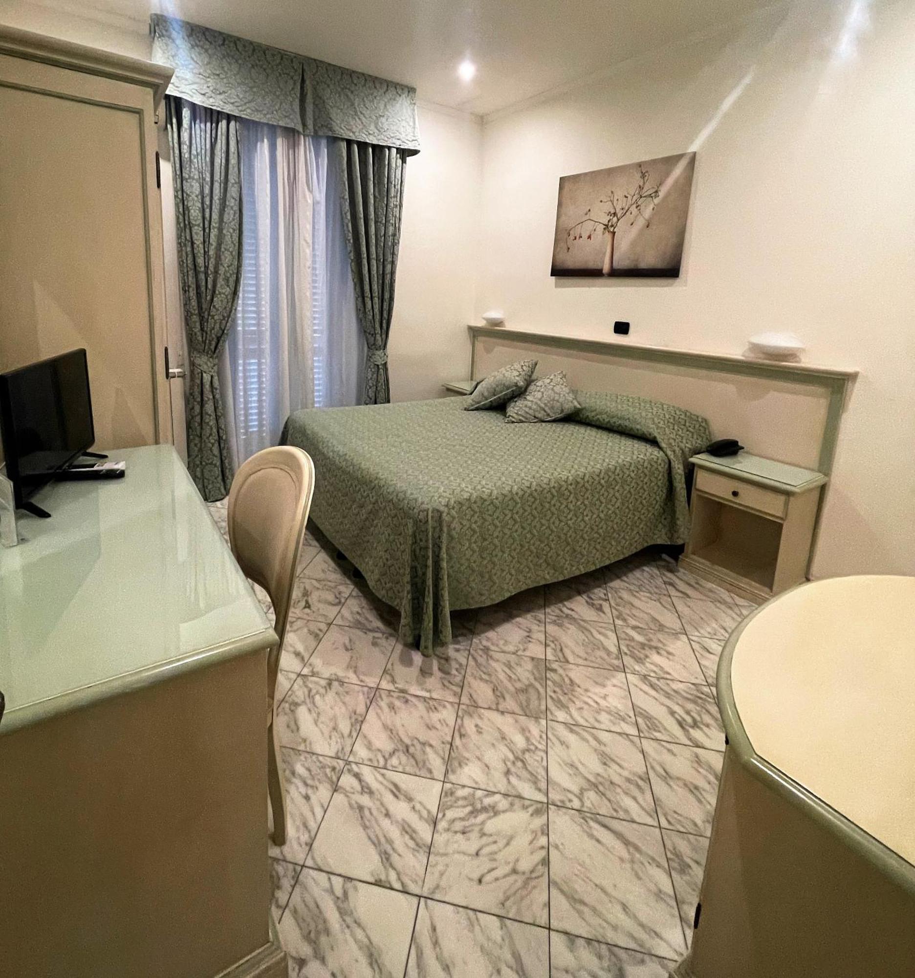 Hotel Coluccini Марина-ди-Пьетрасанта Экстерьер фото